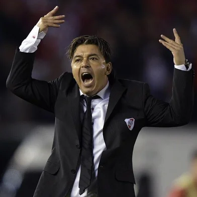 Argentinas River Plate coach Marcelo Gallardo gestures during the Copa Libertadores 2018 quarterfinals second leg football match against Argentinas Independiente at the Monumental stadium in Buenos Aires, Argentina, on October 2, 2018. / AFP PHOTO / JUAN MABROMATA