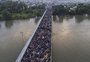 México abre fronteira a mulheres e crianças de caravana de migrantes hondurenhos
