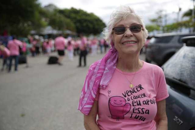  FLORIANÃPOLIS, SC, BRASIL, 21-10-2018: Caminhada Outubro Rosa AMUCC 2018. A programaÃ§Ã£o iniciou Ã s 14h no bar Koxixos, na Avenida Mar Norte. NA FOTO: Leoni Margarida Simm, presidente da AMUCC.