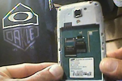 PORTO ALEGRE - Com um software que pode ser comprado por apenas R$ 15 na internet, é possível liberar para o uso um celular bloqueado por roubo ou extravio.