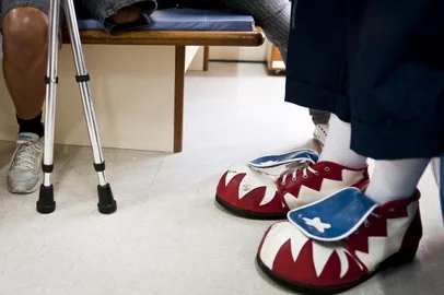 PORTO ALEGRE, RS, BRASIL, 11-10-2012: Detalhe dos sapatos do Dr. Zinho, personagem do voluntario Mauricio Bagarollo, 36 anos, durante brincadeira com paciente em tratamento na AACD (Associacao de Assistencia a Crianca Deficiente), no bairro Jardim do Salso, em Porto Alegre. Ele e o fundador da ong Doutorzinhos, que reune doutores-palhacos voluntarios, que atuam tambem nos hospitais Santo Antonio e Sao Lucas, para levar alegria a pacientes em tratamento e contribuir para humanizar o espaco hospitalar. (Foto: Mateus Bruxel / Diario Gaucho)Indexador: MATEUS BRUXEL