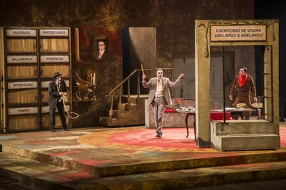 montagem de o rei da vela no teatro do sesi