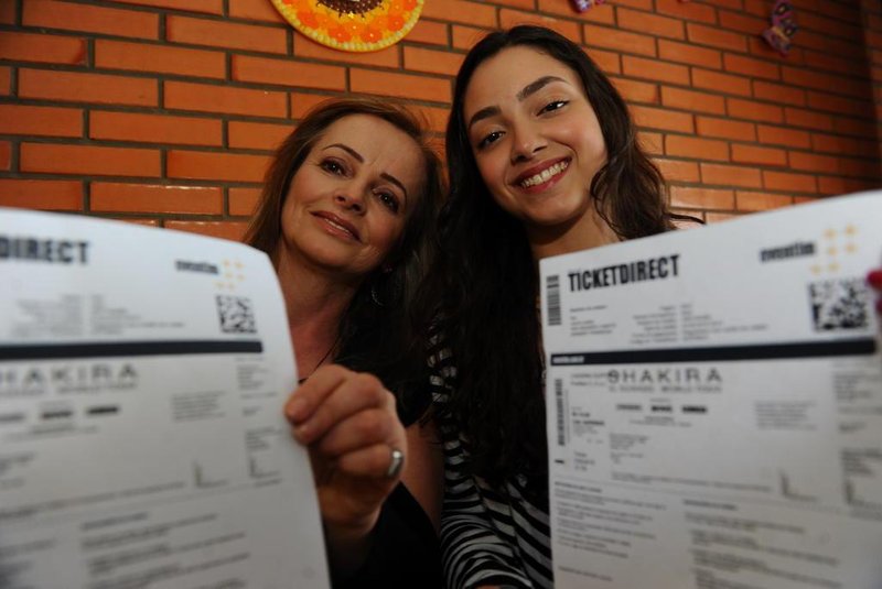 CAXIAS DO SUL, RS, BRASIL, 20/10/2018. Sandra Negrini, com a filha Sofia Negrini, mostram os ingressos para o show da cantora colombiana Shakira, que acontece na próxima terça-feira, em Porto Alegre . (Porthus Junior/Agência RBS)