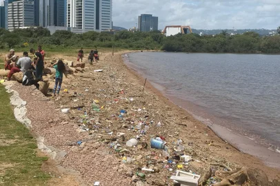 Lixo na Orla do Guaíba