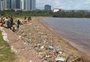 Lixo que o Guaíba leva para a orla, em Porto Alegre, chega a 800 quilos por dia