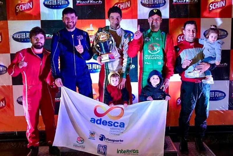  A equipe da Adesca, de Caxias do Sul, foi a grande vencedora da segunda edição das 500 Milhas Lendas do Automobilismo, que aconteceu no final de semana, no Velopark, em Nova Santa Rita.