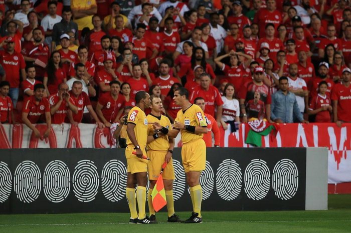 Em jogo com 3 gols anulados, Santos e Inter ficam no 0 x 0