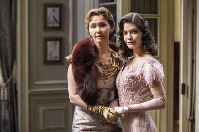  **FOTO EXCLUSIVA coluna Sinal Aberto, Julia Lemmertz posa como Piedade, mãe de Julia Castelo (Vitória Strada), em Espelho da Vida.