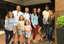À espera de Shakira, fãs se concentram em hotel de Porto Alegre para tietar a cantora