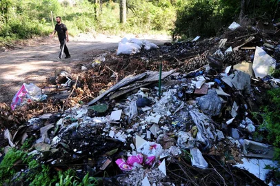  CAXIAS DO SUL, RS, BRASIL, 16/10/2018. Paulo Ricardo Ferrari denuncia lixão irregular no bairro São Caetano. (Diogo Sallaberry/Agência RBS)