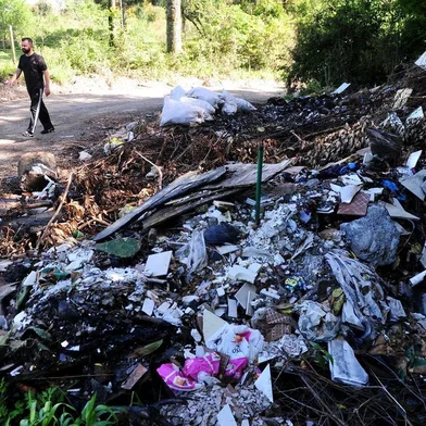  CAXIAS DO SUL, RS, BRASIL, 16/10/2018. Paulo Ricardo Ferrari denuncia lixão irregular no bairro São Caetano. (Diogo Sallaberry/Agência RBS)