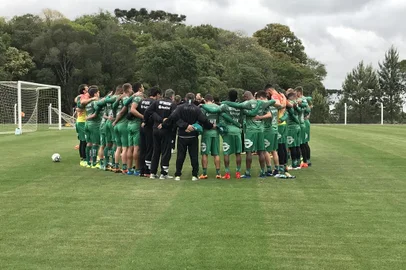 Jogadores do Juventude e comissão técnica rezam antes do início do treino no CT alviverde.
