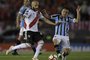  Argentinas River Plate defender Javier Pinola (L) vies for the ball with Brazils Gremio midfielder Ramiro during their Copa Libertadores 2018 semifinals first leg football match  at the Monumental stadium in Buenos Aires, Argentina, on October 23, 2018. (Photo by JUAN MABROMATA / AFP)Editoria: SPOLocal: Buenos AiresIndexador: JUAN MABROMATASecao: soccerFonte: AFPFotógrafo: STF