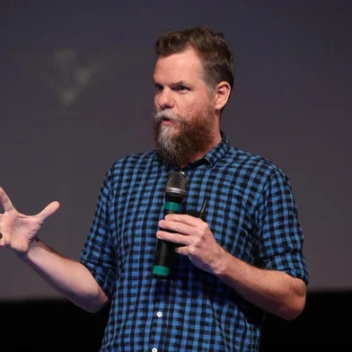 Marcos Piangers: Jornalista, escritor, radialista e apresentador.Tema: ComportamentoPalestra: A mudança que você faz no mundo