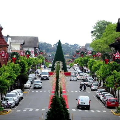  GRAMADO, RS. BRASIL, 23/10/2018Moradores da região das hortênsias aproveitam a oportunidade do Natal Luz de Gramado para aumentar a renda e até aprender um novo ofício. (Lucas Amorelli/Agência RBS)