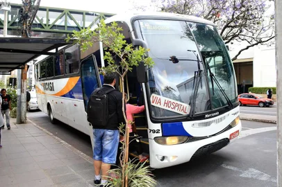 PORTO ALEGRE, RS, BRASIL, 24-10-2018. Ônibus da Linha Vicasa, linha Praia de Belas-Ulbra, recebe reclamações dos passageiros. (JÚLIO CORDEIRO/AGÊNCIA RBS)