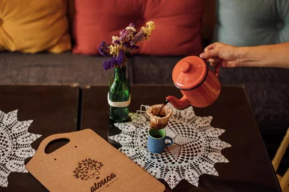 Alouca Café, que abre dia 8/3/17 em Caxias do Sul.Alouca foi criada por Lidia Ribeiro, Mariana de Alencastro e Sérgio Filho. O café sediará o mesmo espaço da loja Soho Store onde serão parceiros na realização de bazares, desfiles, domingueiras, saraus entre outros.