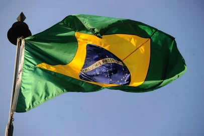  CAXIAS DO SUL, RS, BRASIL, 06/09/2017. Semana da Pátria - Descerramanto da bandeira Nacional no Largo Duque de Caxias, na Praça Dante Alighieri. Fotos da bandeira do Brasil e do fogo simbólico. (Porthus Junior/Agência RBS)