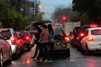  CAXIAS DO SUL, RS, BRASIL, 19/09/2015. Ambiental de clima. O prenúncio da chuva que começou a cair com força no final da manhã de sábado, em Caxias do Sul, deixou a cidade com cara de noite por cerca de meia hora. Além da escuridão, raios, trovoadas e muita água completaram a paisagem. (Porthus Junior/Pioneiro)Indexador:                                 