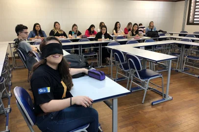 dançarinos do DTG Tropeiros do Ouro Negro, de Canoas, estão aprendendo a linguagem de sinais para a apresentação final. Já as pilchas estão sendo confeccionadas com detalhes em libras e alto-relevo. Nas redes sociais, prendas e peões do grupo postaram fotos em seus perfis em que aparecem com os olhos cobertos por um tecido preto. Tudo para entrar no clima do grande desafio que têm pela frente: apresentar uma dança vendados, do início ao fim da coreografia, para contar a história da gaiteira Natália Guastuci, 16 anos, de Rio Grande, que é cega. Para se acostumarem à difícil tarefa, os participantes tiveram de viver na pele a experiência de um deficiente visual. Isso inclui, por exemplo, ir para a faculdade com os olhos vendados. Imperdível e emocionante, gauchada!!!