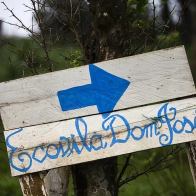 ALPESTRE, RS, BRASIL, 24-09-2018: Placa sinaliza a Ecovila Dom José, no norte do RS, um assentamento humano sustentável projetado e executado com base nos princípios de design e na ética da permacultura. O idealizador é o permacultor e bioconstrutor Neimar Marcos da Silva, conhecido como Marcos Ninguém. (Foto: Mateus Bruxel / Agência RBS)