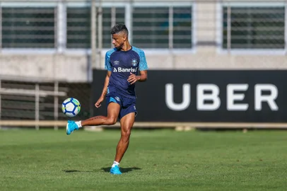 Lateral Léo Moura durante treino do Grêmio