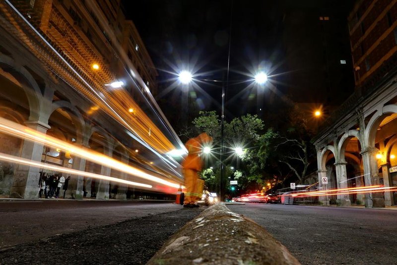  PORTO ALEGRE, RS, BRASIL - 23.05.2016 : Nova iluminação da Avenida Borges de Medeiros, próximo ao Viaduto Otávio Rocha. (FOTO: JÚLIO CORDEIRO/AGÊNCIA RBS, Editoria Sua Vida)