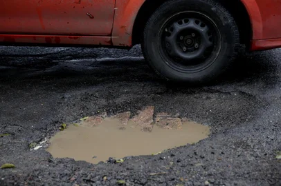  PORTO ALEGRE, RS, BRASIL - 03/09/2018 - Buracos se proliferam por ruas e avenidas da Capital. Na foto: buracos da Av. Ipiranga em frente ao Colégio Estadual Protásio Alves. (FOTO: ANSELMO CUNHA/ESPECIAL)