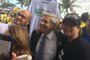  General Heleno (na foto), deputado Onyx (DEM-RS), senador Magno Malta (PR-ES) e Nabhan Garcia (União Democrática Ruralista) entram no condomínio de Bolsonaro em meio a gritos de apoio e fotos com apoiadores.