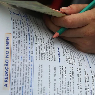 Já estão em andamento as aulas do projeto de extensão ¿Pra aprender a escrever é só começar!¿, da Assessoria de Língua Portuguesa do Câmpus Florianópolis do Instituto Federal de Santa Catarina (IFSC). É uma série de oficinas focadas para a criação de textos dissertativo-argumentativos, exigidos em redações como o Enem e vestibulares. As oficinas vão até novembro, no Câmpus Florianópolis (Avenida Mauro Ramos, 950), e alunos que tiverem 75% ou mais de frequência ganharão certificados. O curso é totalmente gratuito e aberto à comunidade. Na página bit.ly/facebookredacao, além de informações sobre horários e temas das oficinas do curso, também são divulgadas notícias e dicas sobre redação e concursos vestibulares. As inscrições podem ser feitas no link bit.ly/redacaoifsc4. 
