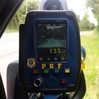 Radar flagra veículo excedendo velocidade em mais de 100% do limite em Caxias.