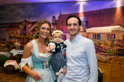  PORTO ALEGRE, RS, BRASIL, 26-19-2018. Oktober da Lulu. Festa de 1 ano da Luiza, filha de Mariana Hertz e Arthur Hertz. (FOTO ANDRÉA GRAIZ/AGÊNCIA RBS)Indexador: Anderson Fetter