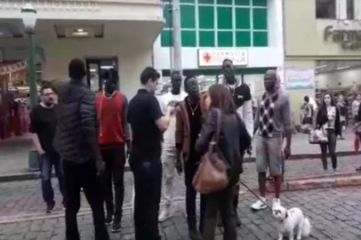 Vídeo mostra confusão envolvendo mulher e ambulantes senegaleses no centro de Caxias do Sul. Ela os acusa de tentarem roubar seu celular e seu cachorro; eles, a acusam de racismo.