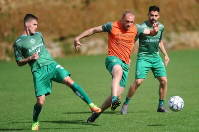  CAXIAS DO SUL, RS, BRASIL, 29/10/2018. Treino do Juventude no CT. O Ju está disputando a sérei B do Campeonato Brasileiro. Na foto, meia Denner (E) e zagueiro Micael (C). (Porthus Junior/Agência RBS)Indexador: Porthus Junior                  
