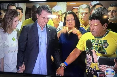  Após ganhar a eleição presidencial, Bolsonaro faz pronunciamento ao lado de Magno Malta. 