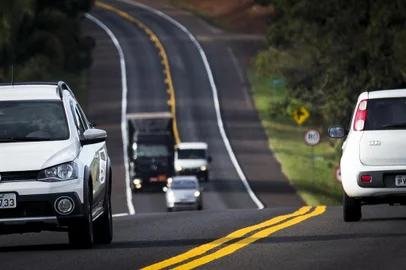 SARANDI, RS, BRASIL, 04-07-2017: Pista simples e faixa contínua no km 168, mas com velocidade limite de até 100 km/h na BR-386, entre Carazinho e Sarandi. Imprudência no trecho favorece acidentes. (Foto: Mateus Bruxel / Agência RBS)