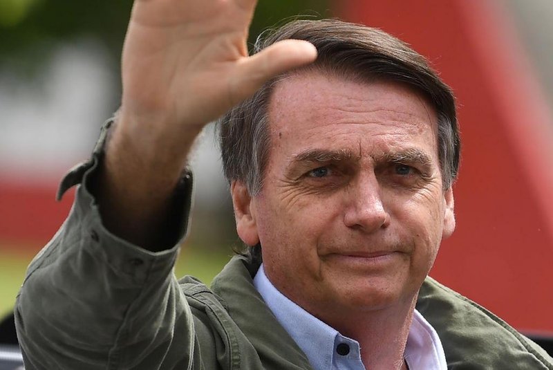  Jair Bolsonaro, far-right lawmaker and presidential candidate for the Social Liberal Party (PSL), gestures to supporters during the second round of the presidential elections, in Rio de Janeiro, Brazil on October 28, 2018. - Brazilians will choose their president today during the second round of the national elections between the far-right firebrand Jair Bolsonaro and leftist Fernando Haddad (Photo by MAURO PIMENTEL / AFP)Editoria: POLLocal: Rio de JaneiroIndexador: MAURO PIMENTELSecao: electionFonte: AFPFotógrafo: STF