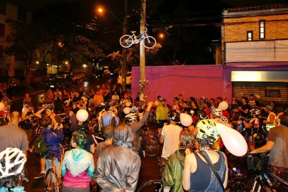  PORTO ALEGRE, RS, BRASIL, 21-10-2017. Massa crítica faz homenagem a ciclista atropelada na Zona Sul. Saiu do Largo da Epatur para, às 21h, para colocar bicicleta no local do atropelamento, na Cavalhada. (CAMILA DOMINGUES/AGÊNCIA RBS)