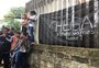 Escola onde professora foi agredida tem  protesto: "Todos nós levamos um soco"