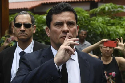 Brazilian Judge Sergio Moro gestures as he leaves the house of Brazilian President-elect Jair Bolsonaro after a meeting, in Rio de Janeiro, Brazil on November 1, 2018. - Anti-graft judge Moro accepted the justice minister post under Brazils Bolsonaro. (Photo by MAURO PIMENTEL / AFP)Editoria: POLLocal: Rio de JaneiroIndexador: MAURO PIMENTELSecao: politics (general)Fonte: AFPFotógrafo: STF