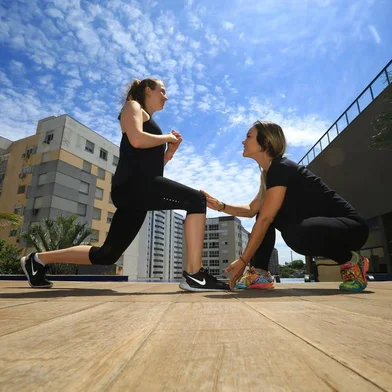  PORTO ALEGRE, RS, BRASIL, 29/10/2018 - Bethanya Korzeniewitc, 21 anos, em 2017 começou um projeto verão 2018 (emagrecer) e acabou mudando a rotina da vida através da prática da yoga. Na foto também aparece a sua personal:  Raquel Lupion.(FOTOGRAFO: TADEU VILANI / AGENCIA RBS)