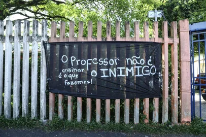  PORTO ALEGRE, RS, BRASIL, 01/11/2018 - Protesto de docentes, pais e alunos na Escola Municipal Grande Oriente do Rio Grande do Sul. (FOTOGRAFO:ISADORA NEUMANN / AGENCIA RBS)