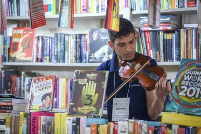  PORTO ALEGRE, RS, BRASIL, 01-11-2018. Primeiro dia da Feira do Livro de Porto Alegre na Praça da Alfândega. Na foto: Violino - Guilherme Ferraz (ISADORA NEUMANN/AGÊNCIA RBS)