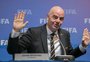 Após Infantino ser acusado de favorecer PSG e Manchester City, Fifa publica manifesto 