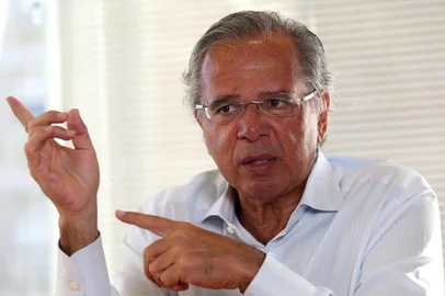 Para investidores, Guedes garante verniz liberalRJ - PAULO GUEDES/BOLSONARO/ELEIÇÕES 2018/ARQUIVO - ECONOMIA - Foto de arquivo de 10/04/2018 do   economista Paulo Guedes durante   entrevista cedida ao jornal "O Estado   de S. Paulo" no bairro do Leblon, na   zona sul do Rio de Janeiro. As esquivas   de Guedes quando questionado sobre sua   determinação para comandar a equipe   econômica de Jair Bolsonaro alimentam a   desconfiança de operadores do mercado   financeiro sobre o sucesso de um   eventual governo do candidato do PSL.   Para investidores e gestores ouvidos   pelo jornal é justamente a figura dele   que dá o verniz liberal que os cativa.   Esses operadores dizem que mantêm   reservas sobre o projeto apresentado   pelo deputado até agora, que carece de   detalhamentos e peca pela falta de   pragmatismo, mas que o risco do retorno   do PT ao poder os assusta muito mais   por ora.   10/04/2018 - Foto: WILTON JUNIOR/ESTADÃO CONTEÚDOEditoria: ECONOMIALocal: RIO DE JANEIROIndexador: WILTON JUNIORFonte: ESTADÃO CONTEÚDOFotógrafo: ESTADÃO CONTEÚDO