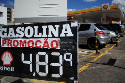  CAXIAS DO SUL, RS, BRASIL 05/11/2018Preços da gasolina tem queda em Caxias do Sul, posto da cidade apresenta gasolina ao preço de R$4,839(Felipe Nyland/Agência RBS)