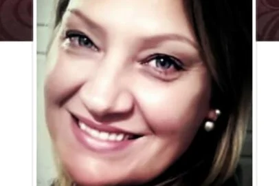 LITORAL NORTE - Uma mulher foi morta a tiros dentro do seu salão de beleza em Tramandaí, no Litoral Norte. O crime ocorreu por volta do meio-dia desta segunda-feira (5). Navia Regina Christan, 46 anos, era proprietária do estabelecimento, localizado na Rua João Pessoa, no centro da cidade. Ela foi atingida por três disparos.  