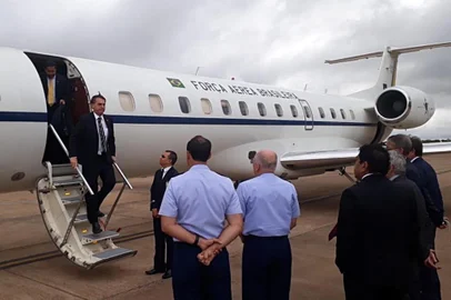  Jair Bolsonaro acaba de realizar o primeiro voo com a Força Aérea Brasileira como presidente eleito. @jairbolsonaro desembarcou por volta das 9h na Ala 1, em Brasília, e foi recebido pelo Tenente-Brigadeiro do Ar Bermudez, Comandante-Geral do Pessoal da Aeronáutica. #Dimensão22