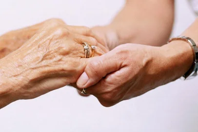 O assunto foi um dos campeões de o, aqui na Hora! Despertou a curiosidade de muita gente - e dúvidas, também. Falo sobre o BPC - Beneficio de Prestação Continuada, uma assistência financeira a idosos com 65 anos ou mais e também a portadores de necessidades especiais, que não tenham condições de se manter. Faltou esclarecer que o benefício é da própria pessoa, intransferível, não sendo para a família que os mantém sob os seus cuidado. Tem direito a ele, pessoas cuja renda mensal bruta familiar, por pessoa, seja inferior a ¼ (um quarto) do salário mínim, incapacitados para o trabalho e que não exerciam atividades remuneradas