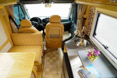 GLOBE CUSTOMS DESENVOLVE VOLARE FLY 5 MOTORHOME